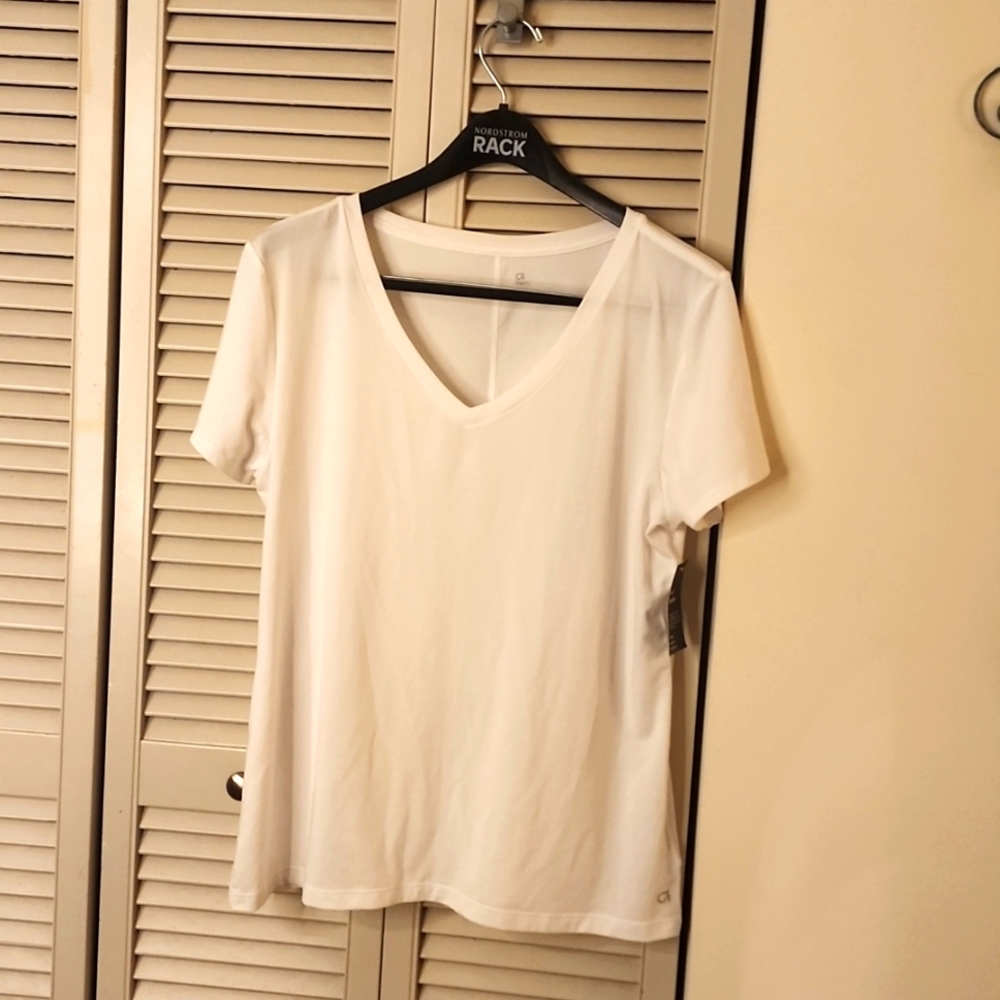 Gap Fit Breathe white v-neck t-shirt large